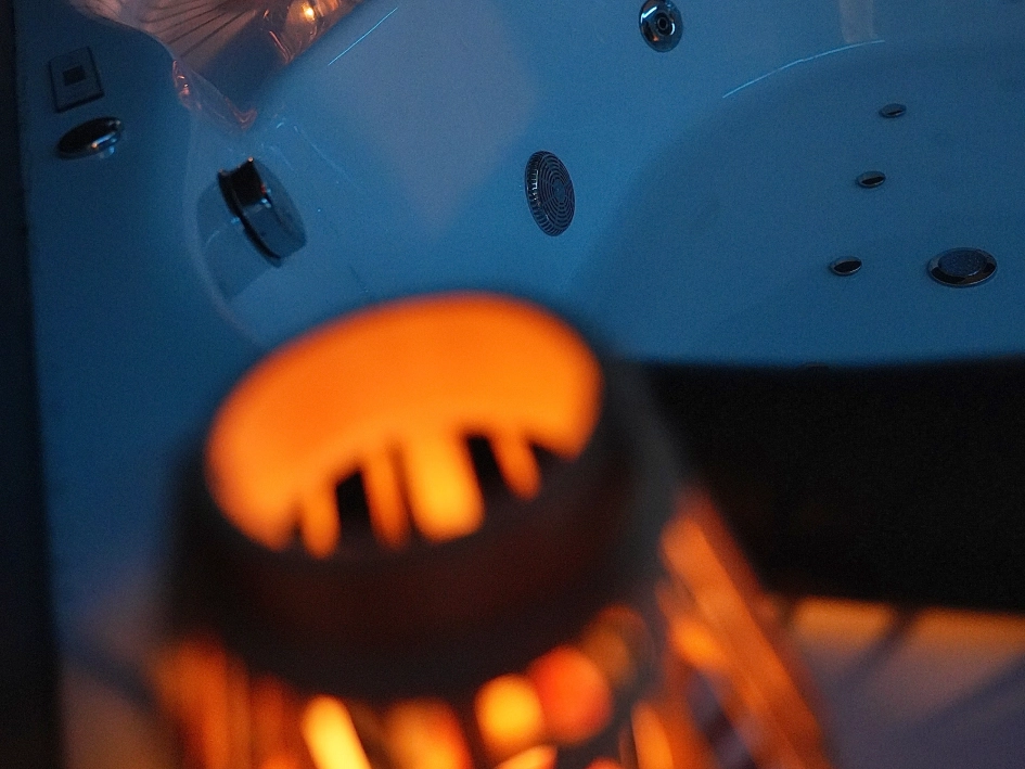 Photograph of a Jacuzzi that is part of the “Nadia Couple Experience” service to later receive a highly exciting intimate massage.