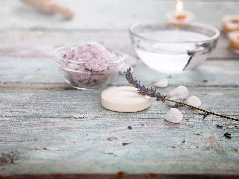 Fotografía de una mesa con elementos para iluminar y dar un ambiente relajante en la sala